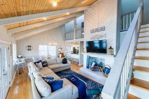 sala de estar con sofá y chimenea en Grand Lake Escape: Serenity Meets Space, en Talladega
