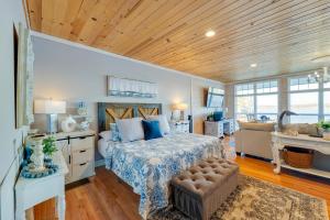 een slaapkamer met een bed en een bank in een kamer bij Grand Lake Escape: Serenity Meets Space in Talladega