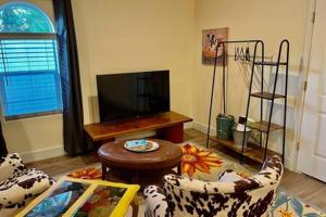 sala de estar con 2 sillas y TV en Crazy Cow Private HOT TUB BBQ Sleeps 2, en Ahwahnee