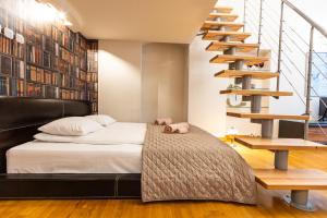 Posteľ alebo postele v izbe v ubytovaní VINTAGE SENACKA APARTMENTS