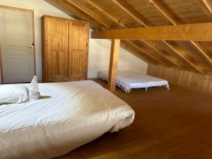 um quarto com uma cama e um banco num sótão em Appartement T3+Mezzanine Augustine em Courchevel