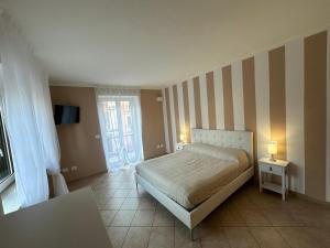 una camera da letto con un letto e una parete a strisce di Terrazza su Tocco a Tocco da Casauria