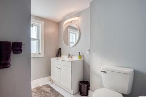 bagno con servizi igienici, lavandino e specchio di Mountain Retreat for Adventures - 1st Floor a Whitefield