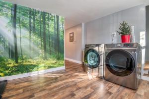 eine Waschmaschine in einem Zimmer mit einem großen Fenster in der Unterkunft Mountain Retreat for Adventures - 1st Floor in Whitefield