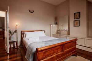 ein Schlafzimmer mit einem großen Bett in einem Zimmer in der Unterkunft Historic Home close to CBD 3Brm with views in Hobart