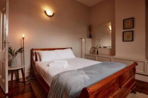 Postel nebo postele na pokoji v ubytování Historic Home close to CBD 3Brm with views