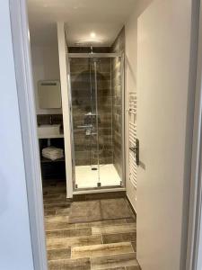 una cabina doccia in un bagno con porta in vetro di Séjour de charme au marais bleu a Amboise