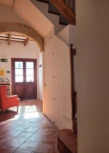 uma sala de estar com um arco e uma cadeira vermelha em My Rooms Ciutadella Adults Only by My Rooms Hotels em Ciutadella