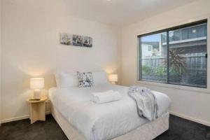 Katil atau katil-katil dalam bilik di Stylish Modern Home with City and Water views