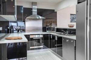 Dapur atau dapur kecil di Stylish Modern Home with City and Water views