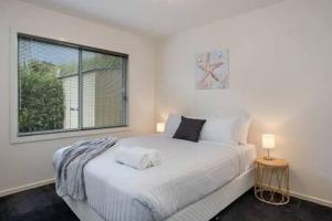 Una cama o camas en una habitación de Stylish Modern Home with City and Water views