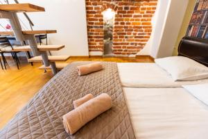 Posteľ alebo postele v izbe v ubytovaní VINTAGE SENACKA APARTMENTS