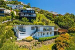 une maison sur le flanc d'une colline dans l'établissement House on the Hill with a View-Sleeps 12, à Hobart