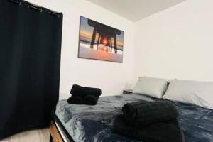 1 dormitorio con 1 cama y una foto en la pared en Cozy xxl studio FREE Parking, en Miami