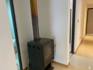 una stufa nera con TV in camera di Gran casa , gran patio. a Linares
