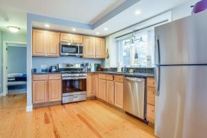 O bucătărie sau chicinetă la South Yarmouth Home with Gas Grill Less Than 2 Mi to Beaches