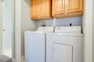 Imagine din galeria proprietății South Yarmouth Home with Gas Grill Less Than 2 Mi to Beaches în South Yarmouth +18 fotografii