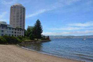 vistas a una playa con un edificio y el agua en Modern 1 bed-walk Casino riverfront 5 mins to CBD en Hobart