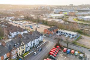 z powietrza widok na miasto z parkingiem w obiekcie Marlborough Hotel w mieście Norwich