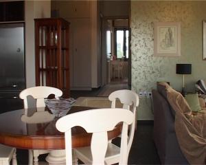 een woonkamer met een tafel en stoelen en een bank bij Villa Regaliki in Svoronata