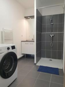a bathroom with a shower and a washing machine at Superbe appartement Evry Centre in Evry-Courcouronnes