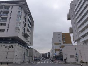 una calle vacía en una ciudad con edificios altos en Superbe appartement Evry Centre, en Courcouronnes