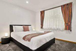 Ένα ή περισσότερα κρεβάτια σε δωμάτιο στο Lovely 2 Bed Home with views