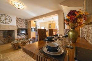 The Bolt Hole في موركامب: غرفة معيشة مع طاولة ومدفأة