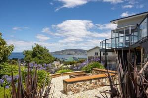 une maison avec vue sur l'océan dans l'établissement River View Holiday House Sleeps 8 10min to CBD, à Hobart