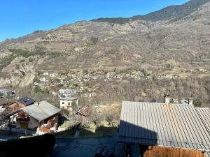 Blick auf eine kleine Stadt auf einem Berg in der Unterkunft Appartement T3+Mezzanine CHARLOTTE in Courchevel