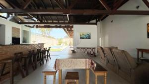 ein Esszimmer mit Stühlen, einem Tisch und einer Theke in der Unterkunft Casa Mar & Brisa - Wi-fi e piscina in Guaratuba