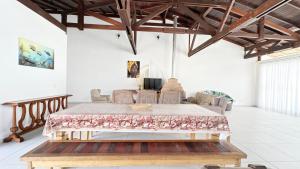 ein Wohnzimmer mit einem großen Tisch in der Mitte in der Unterkunft Casa Mar & Brisa - Wi-fi e piscina in Guaratuba + 21 Fotos