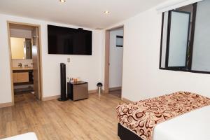 TV a/nebo společenská místnost v ubytování Hotel Laureles Loft