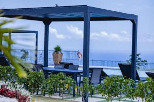 gazebo con tavolo e sedie blu di Villa De Shalom a Ocho Rios