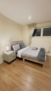 Säng eller sängar i ett rum på Modern 2 Bedroom Apartment- Royal Docks - London City Airport