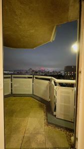 een balkon met uitzicht op de stad bij Modern 2 Bedroom Apartment- Royal Docks - London City Airport in Londen