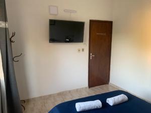a room with a tv and a bed with two towels at CASAFUERTE departamentos in Luque