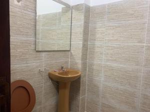 a bathroom with a sink and a mirror at CASAFUERTE departamentos in Luque +6 photos