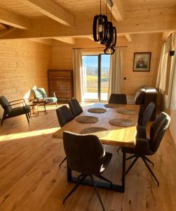 a dining room with a table and chairs at Wohlfühlchalet Hermagor-Nassfeld-Weissensee in Hermagor