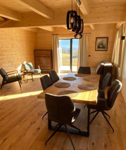 ein Esszimmer mit einem Tisch und Stühlen in der Unterkunft Wohlfühlchalet Hermagor-Nassfeld-Weissensee in Hermagor