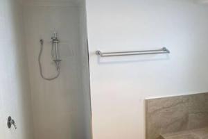 een badkamer met een douche en een douchegordijn bij Spacious Modern Home Outstanding Views sleeps 9 in Hobart