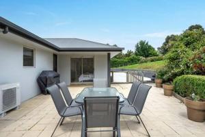 Un jardín fuera de The Rest Retreat Getaway 15 Mins to CBD 3 Bed