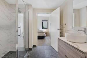 サンディ・ベイにあるThe View Studio Apartment Fully self-contained Sandy Bayのバスルーム(バスタブ、シンク付)、ベッドルーム1室が備わります。 +9枚の写真