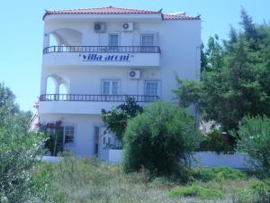 un bâtiment blanc avec les mots villa amril sur le dessus dans l'établissement Villa Aroni, à Elafonisos