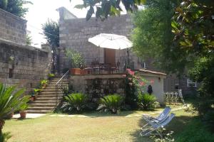 une terrasse avec une table et un parasol dans l'établissement Casa vacanze Antica Capua, à Santa Maria Capua Vetere