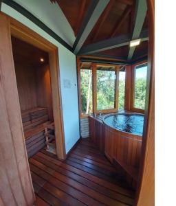 um quarto com uma banheira de hidromassagem numa casa em Alto de Santa Barbara em São Francisco Xavier