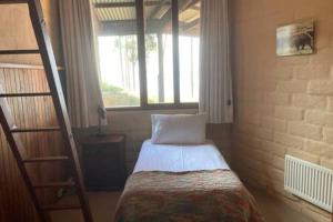 מיטה או מיטות בחדר ב-Tinderbox Cliff House - Waterside Private Retreat