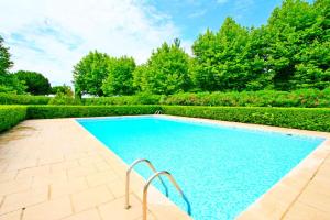 basen z krzesłem na dziedzińcu w obiekcie Plage Du Golf - Appartement en rez de jardin secteur Golf MAE-1124 w mieście La Grande-Motte +16 zdjęć