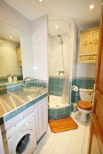 łazienka z pralką i toaletą w obiekcie Plage Du Golf - Appartement en rez de jardin secteur Golf MAE-1124 w mieście La Grande-Motte