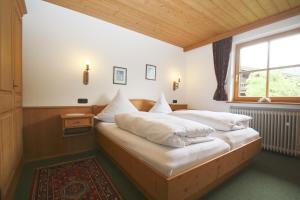 Postel nebo postele na pokoji v ubytování Beim Wiesenhansen inkl. Chiemgaukarte
